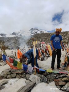 बर्फ के ऊपर नंगे पांव चढ़ाई चढ़ नीलकंठ झील के दर्शन कर वापिस लौटा युवक