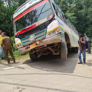 मोड़ काटते ही हो गई ब्रेक फेल, खाई में गिरने से बाल-बाल बची बस