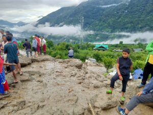 दुखद – बदल फटा गाडी में सो रहे एक व्यक्ति की मौत, दो अन्य घायल