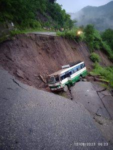 मंडी मनाली नेशनल हाईवे बंद, एचआरटीसी बस हुई दुर्घटनाग्रस्त, 14 घायल