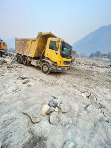 पार्वती नदी में अवैध खनन कर रही एल एन टी मशीन और टिप्पर जब्त