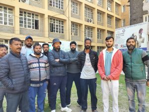 क्षेत्रीय अस्पताल में मौजूद युवक के परिजन