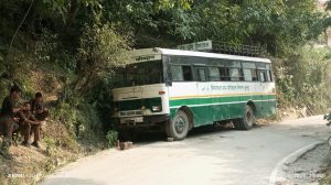 बंजार चनोंन जाने वाली बस की हुई ब्रेक फेल पहाड़ी से टकराई