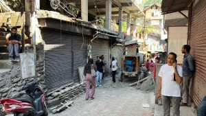 तहसीलदार ने रुकवाया लोअर ढालपुर में बन रही बिल्डिंग का का काम