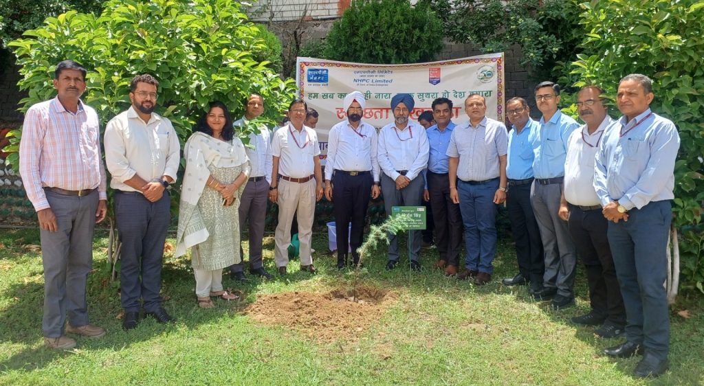 एनएचपीसी पार्बती जलविद्युत परियोजना चरण – II में पौधारोपण